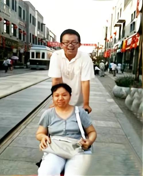 邵峰，11次登上春晚，出名后对患病妻子不离不弃，用坚守换来幸福