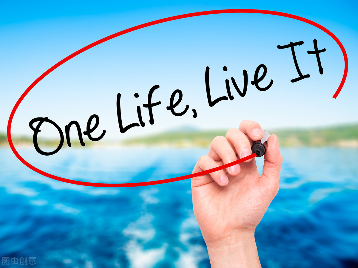 一句话语录:命运如同手中掌纹,无论多曲折,终掌握在自己手中