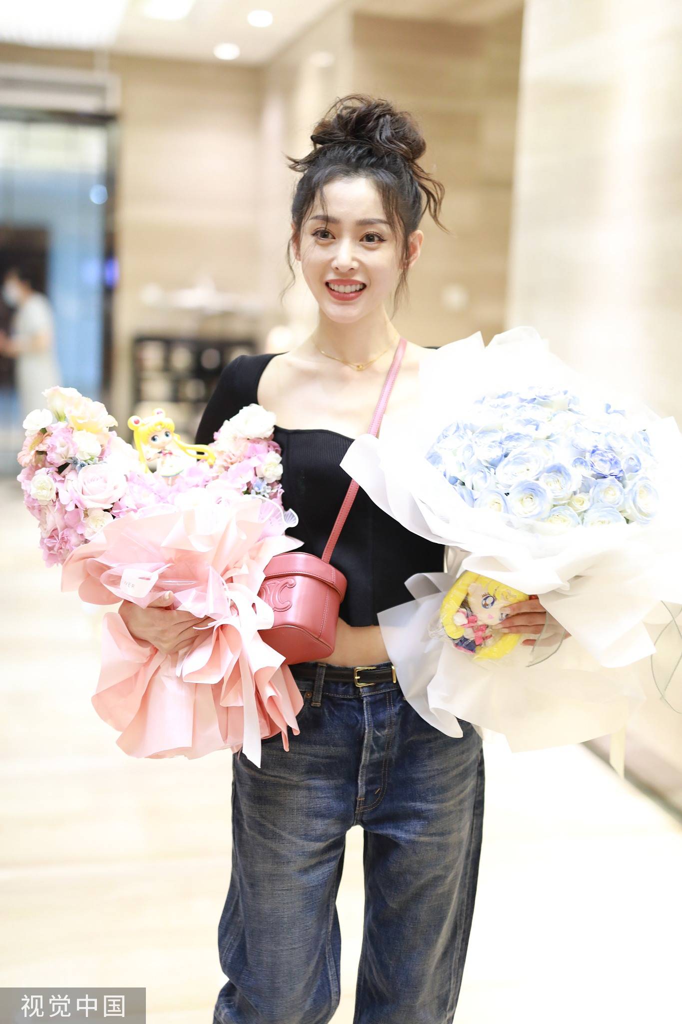 张天爱《浪姐3》上班路透曝光，手捧鲜花笑眼盈盈