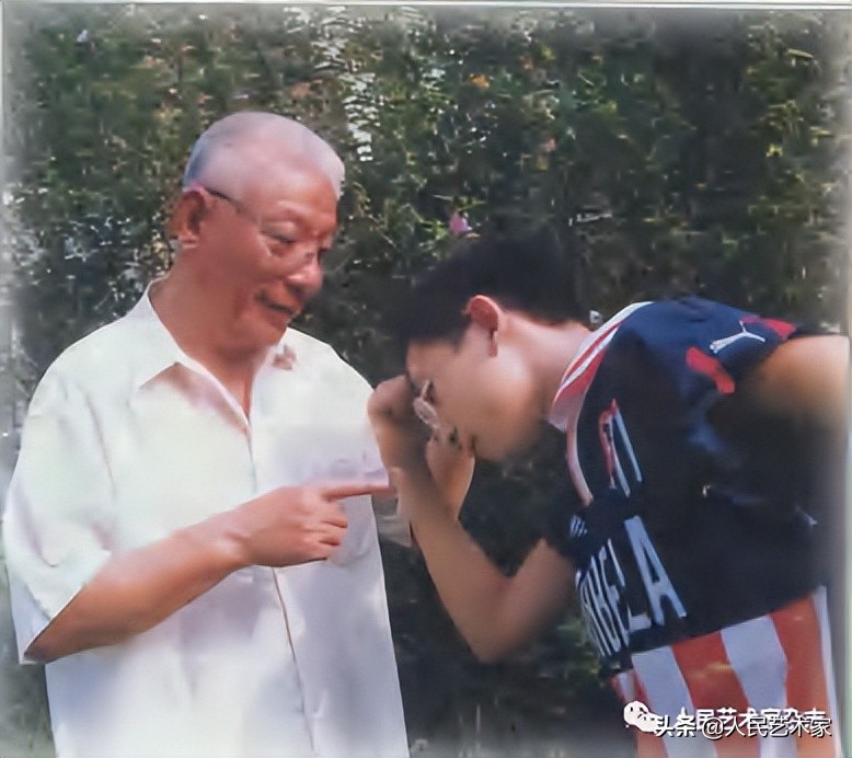 他的家被日寇冲毁，迫于生计当了电车售票员，热爱艺术却被嘲笑“穿号坎”，后因“双枪李向阳”蜚声中国