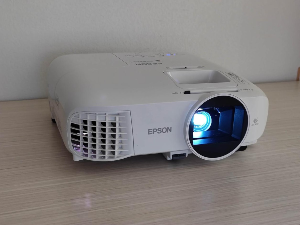 爱普生tw5700t,白天也清晰明亮的家庭影院投影机