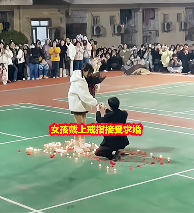 湖南大学生跪着求爱火了，女生哭着接吻，结果很快被“甩”