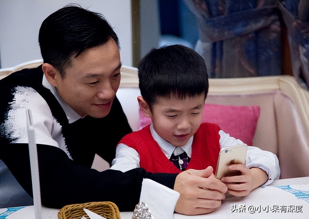 杨威晒照片，哇，小萌娃长成帅哥了！杨阳洋对双胞胎妹妹，特别好