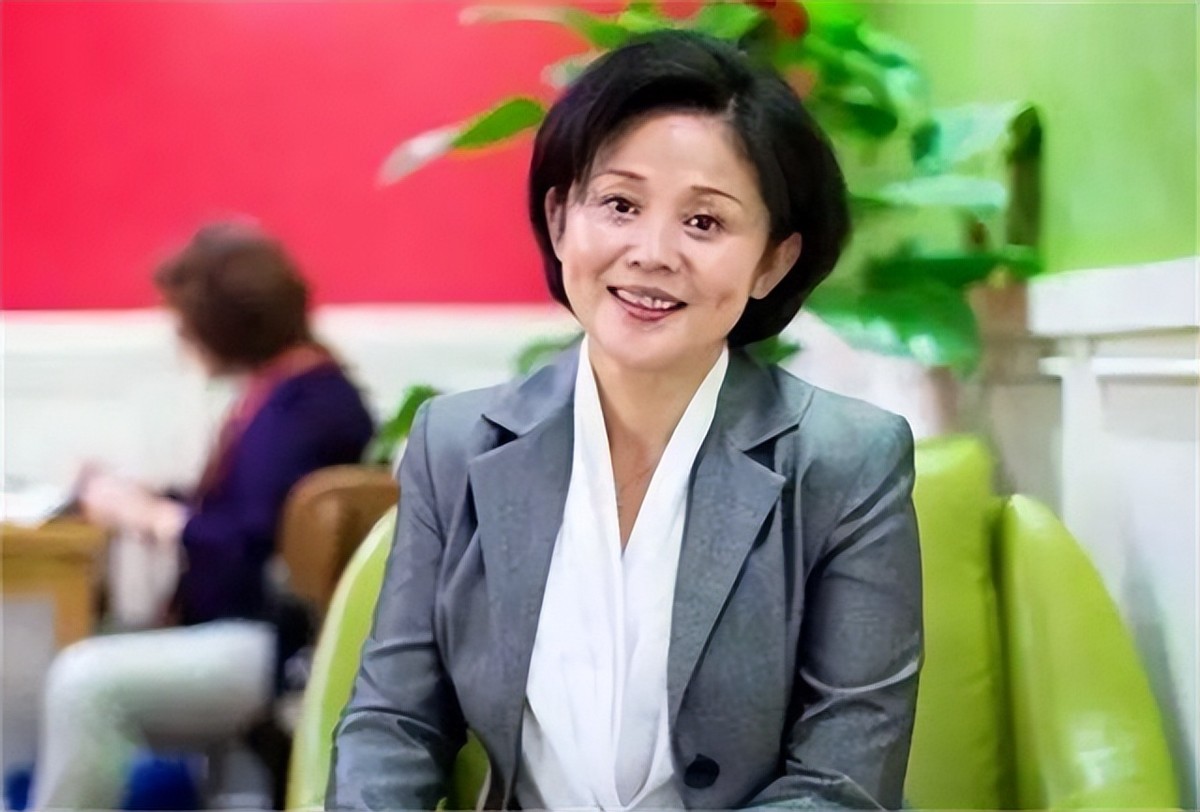 前央视主持患癌后，痛心反问：现在还有多少人过着我从前的生活