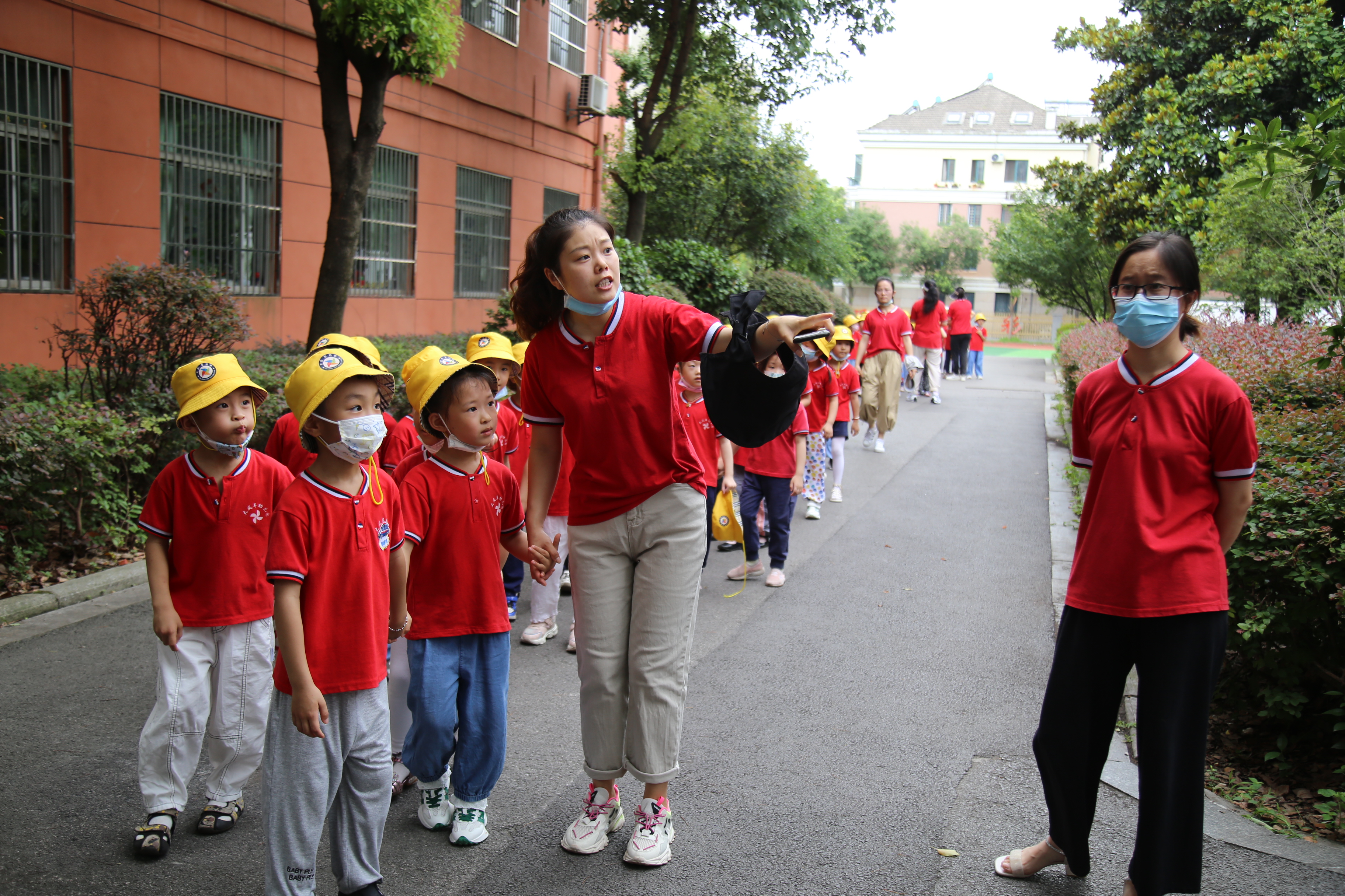 幼儿园孩子进东方红小学 体验小学生活