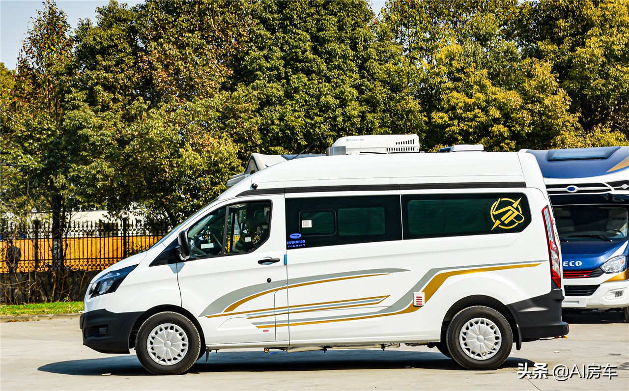 代步,旅游两用的福特商旅房车!新颖的6座无床布局,有超大厨卫