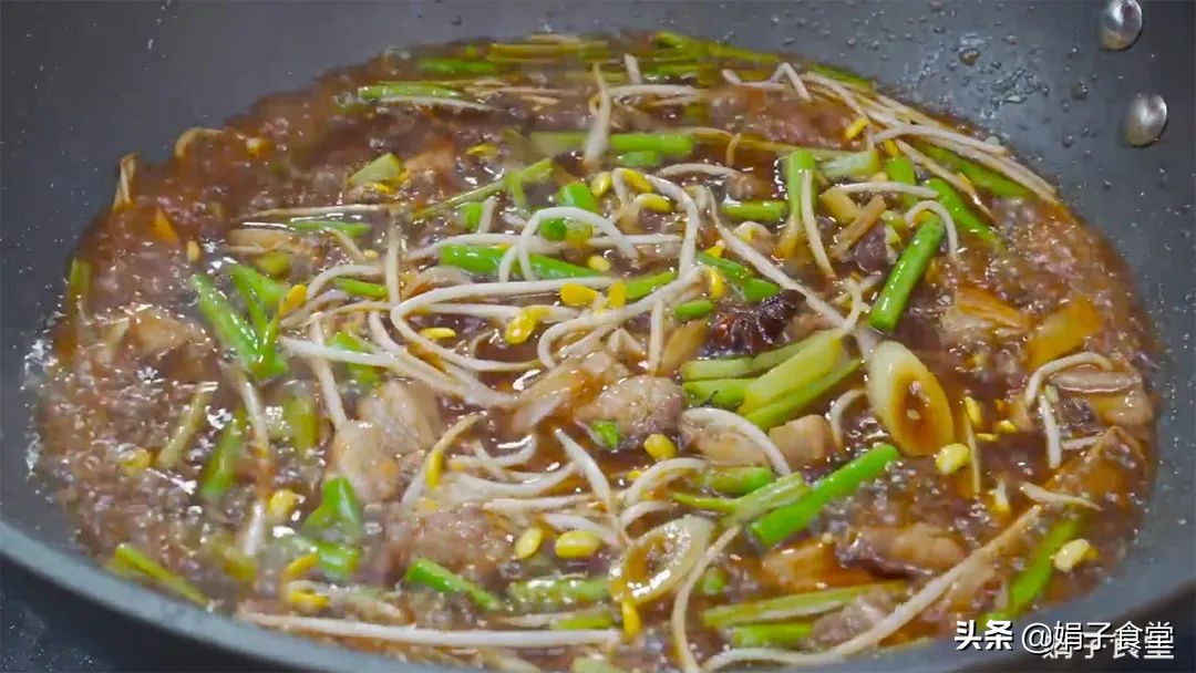 面条别水煮，放锅里简单一蒸，筋道、爽滑、入味，一次3碗吃不够