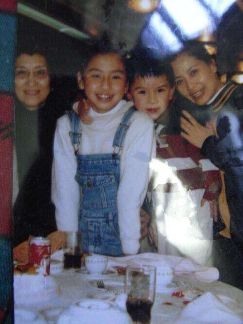 从香港小嫩模,到踢开黄晓明,Angelababy背后的大佬始终深藏不露