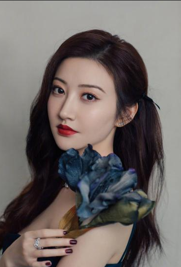 双眼皮如今变成颜值分水岭，有人靠它提升颜值，有人变身悲伤蛙