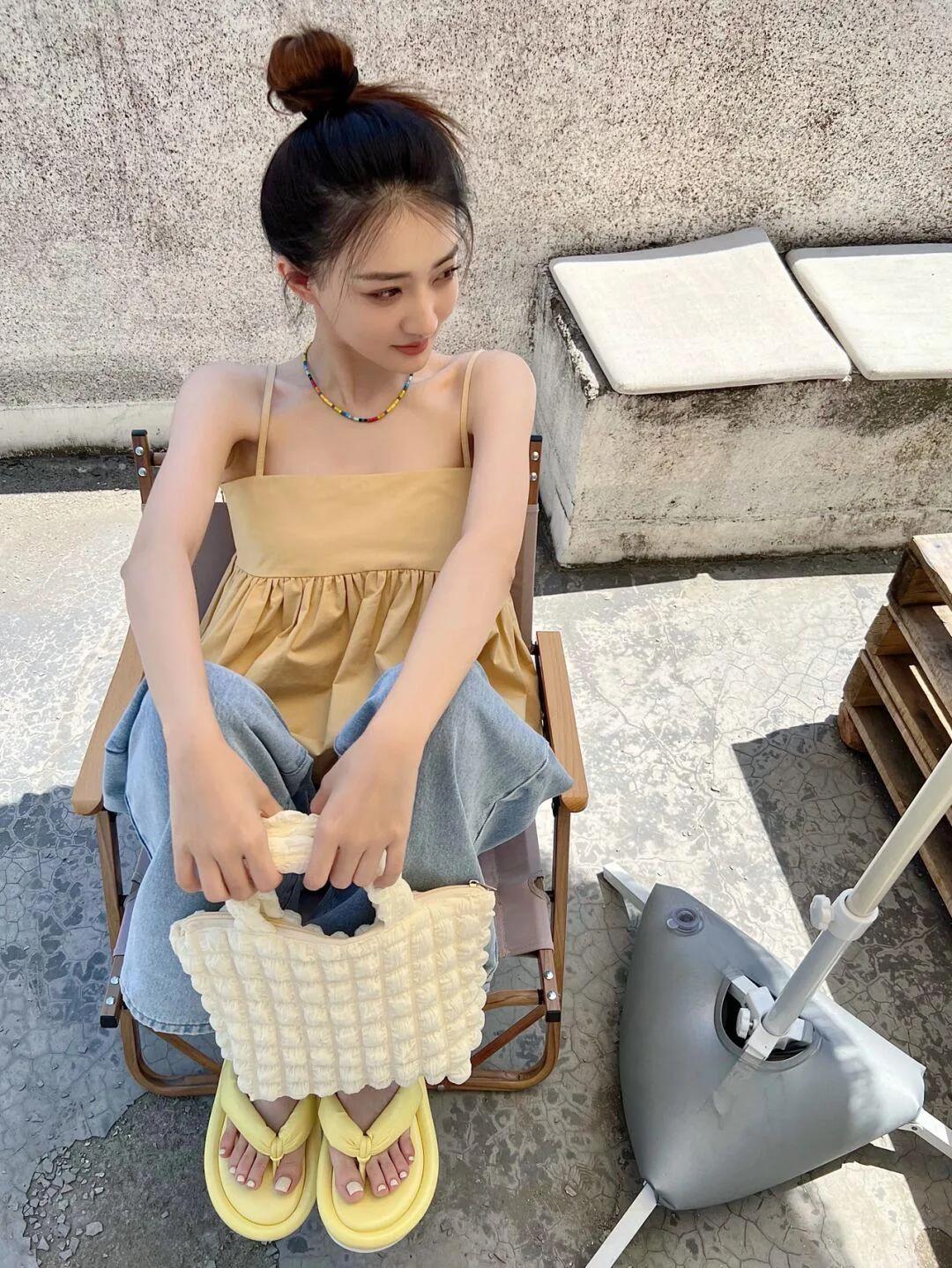 徐璐晒私服照，穿吊带衫配阔腿裤，轻快减龄有活力，少女感十足