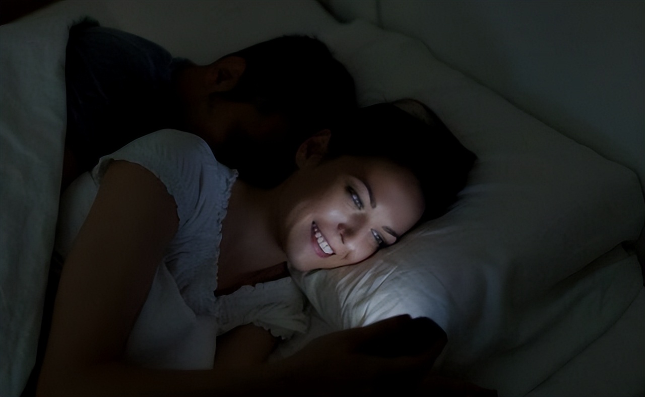 睡前躺在床上玩手机的人，身体会有5个变化，早知道早预防