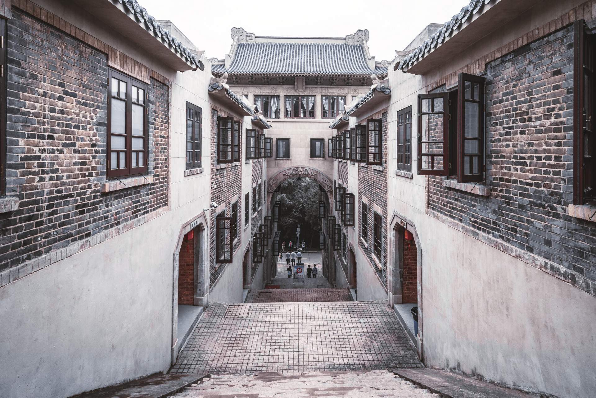 武汉大学新操作：教授职称降下去，中小学老师编制提上来