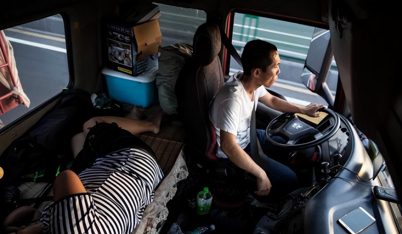 中国1000万卡车夫妇真实生活：24小时吃住都在车上，货比命更重要