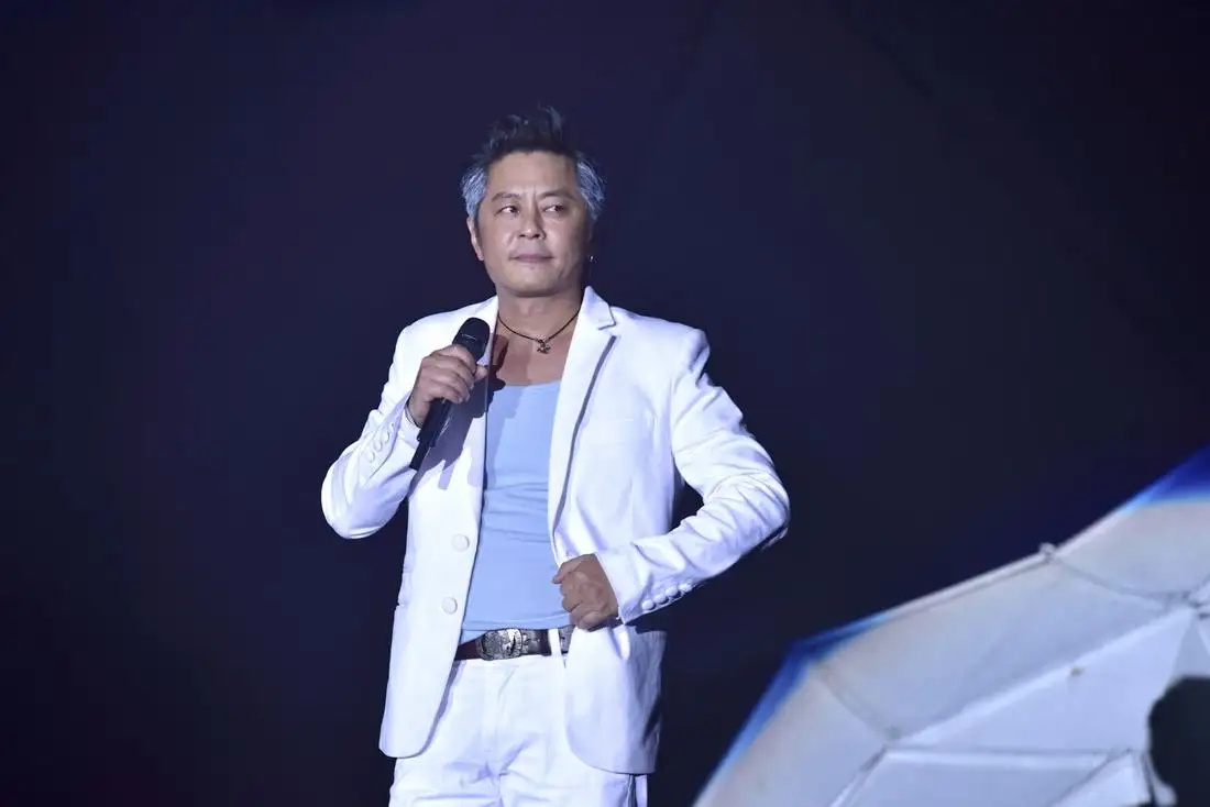 63岁杨丽萍视频秀舞指甲折断成热闻，明星天价身体部位知多少