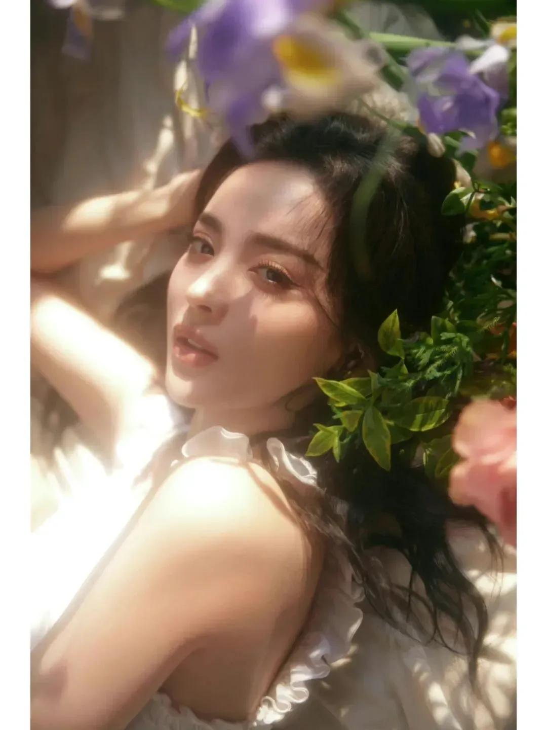 古力娜扎穿初恋白吊带裙，让人无法拒绝的纯美，汇聚仙气与活力