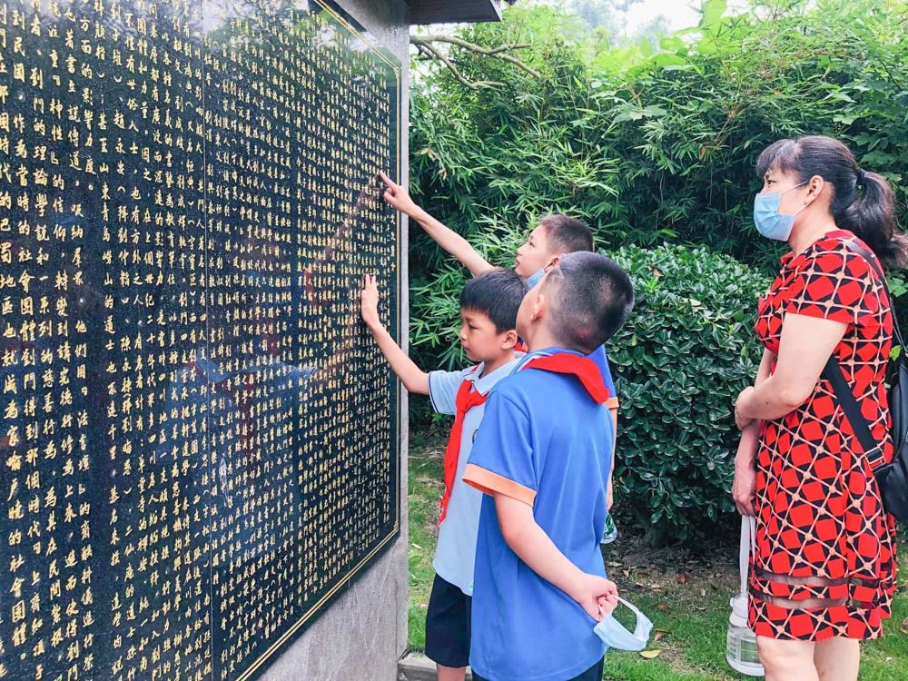 金桥小学参加“非遗传播周·青青艾草香悠悠故里情”主题活动