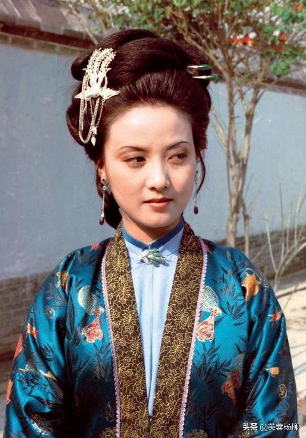 王扶林说，我们的服装是很靓的，特别是王熙凤那套，简直太漂亮了