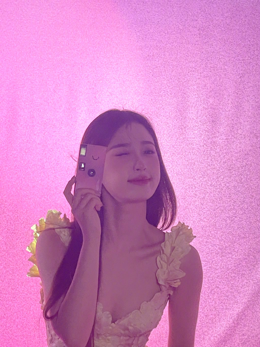 虞书欣晒15宫格随拍照，郁金香短裙秀傲人锁骨，是恋爱季到了吗