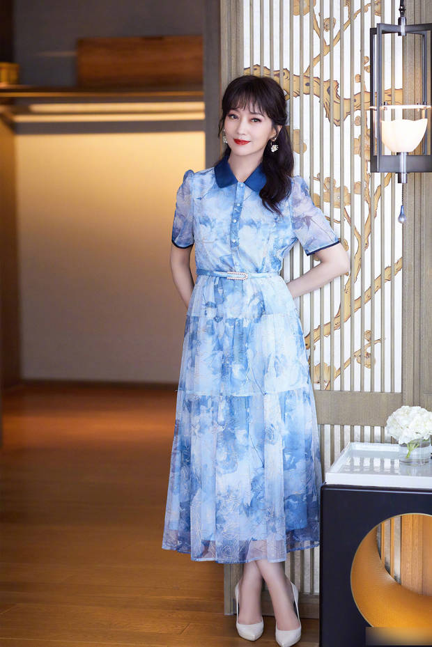 68岁赵雅芝穿蓝裙气质优雅 肌肤紧致状态不输少女