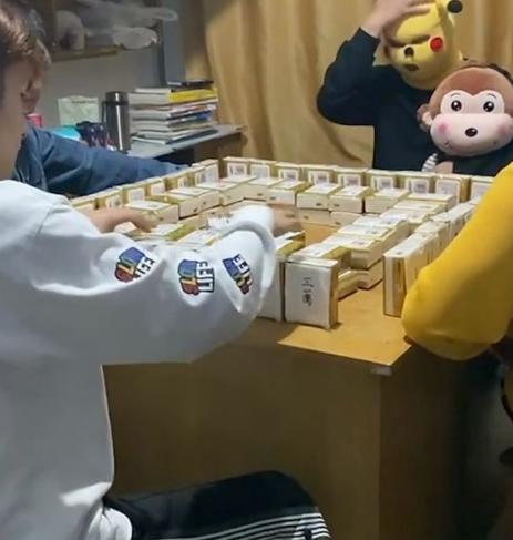 西安高校封校，女大学生解锁新技能：自制麻将，学生：幺鸡惹人爱