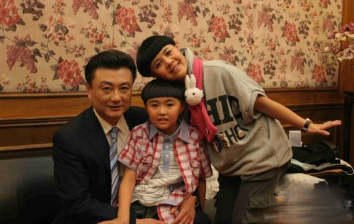 “金龟子”刘纯燕：穿千元拖鞋低调逛商场，网友：一点都没变