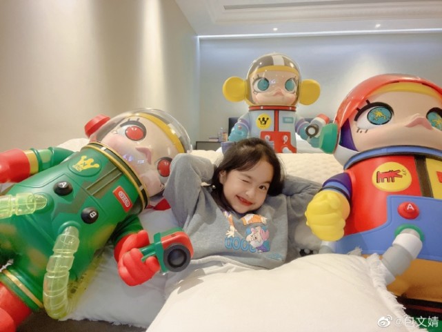 包文婧晒女儿近照，饺子涂口红托腮甜笑，颜值变化大越长越漂亮