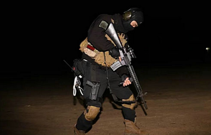 白晓保听说伊拉克战争结束,有一家国外安保公司正在招聘雇佣兵