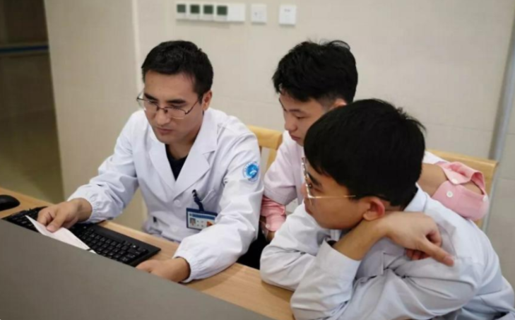 医学类专业就业前景排名，临床医学地位下降，护理学仅排第8
