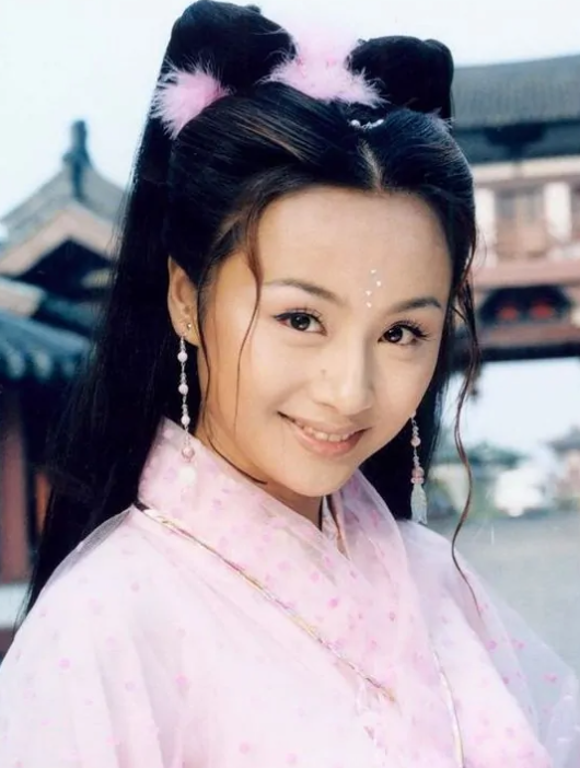 曹颖10岁儿子颜值太高，大眼睛比女生还漂亮，长相酷似妈妈