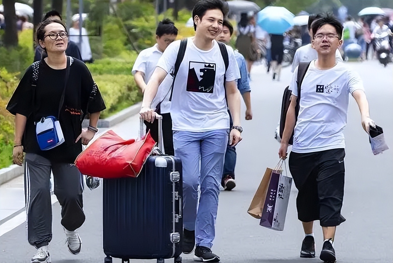 大一新生每个月多少生活费合适？40万份调查结果来了，家长可参考