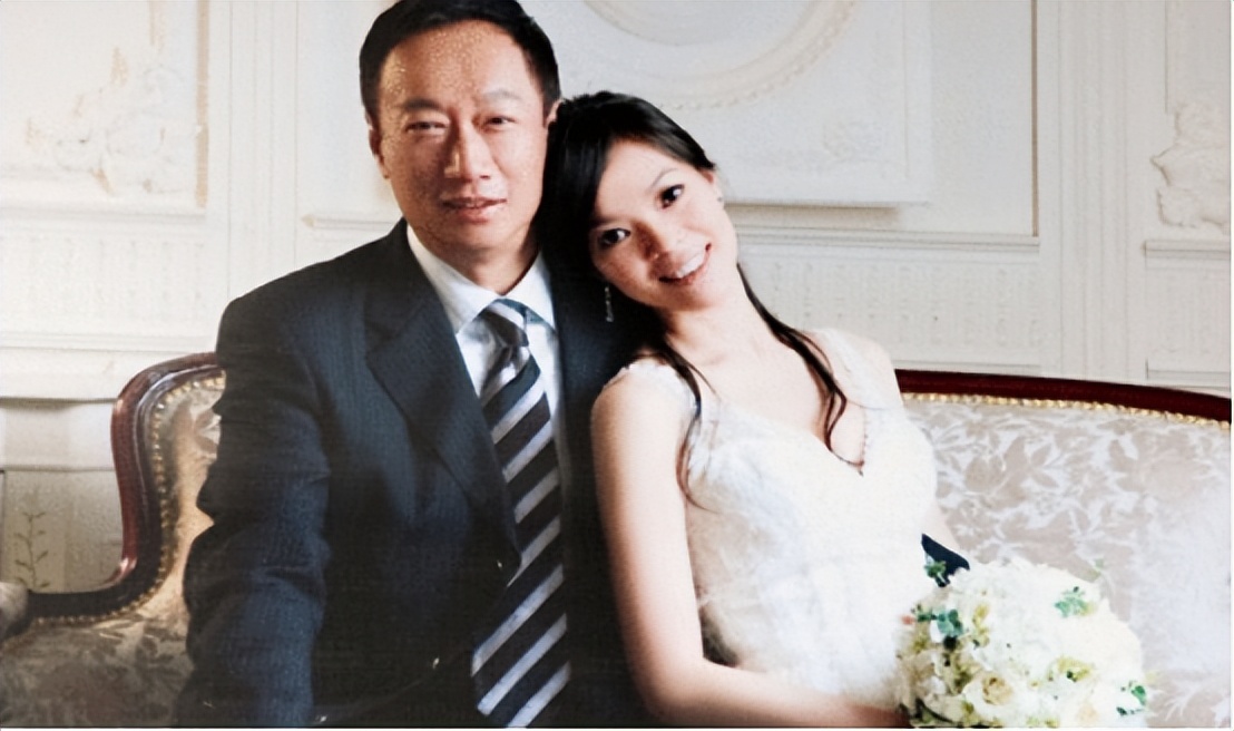 34岁当富士康老板娘，6年3胎稳当百亿豪门阔太，曾馨莹凭什么？