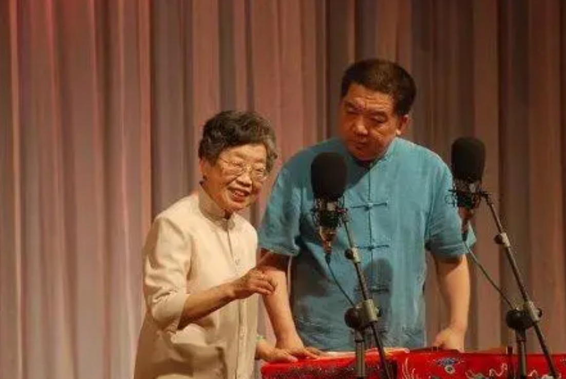 72歲相聲名家孟凡貴罕見出鏡，頭發眉毛花白，首談與郭德綱傳聞
