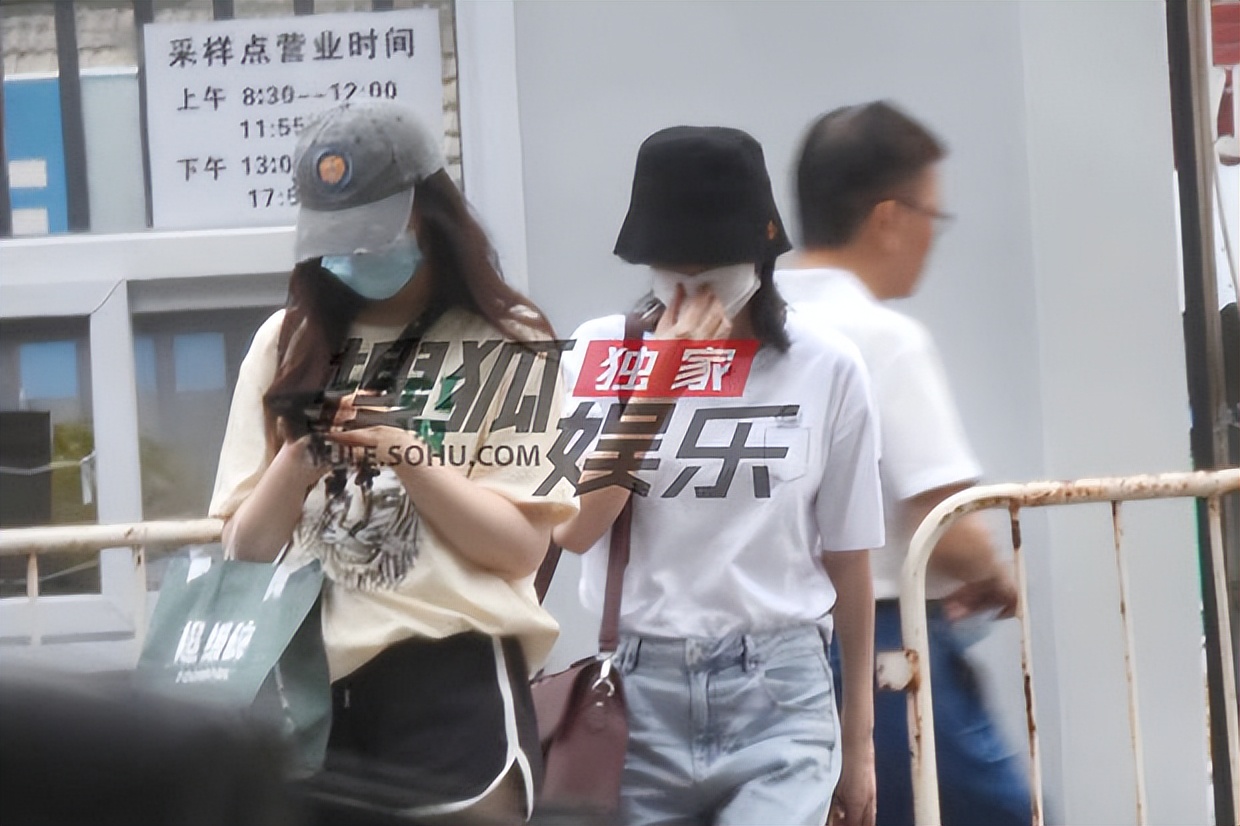 独家：赵粤王艺瑾下班素颜逛街 一起逛超市到天黑