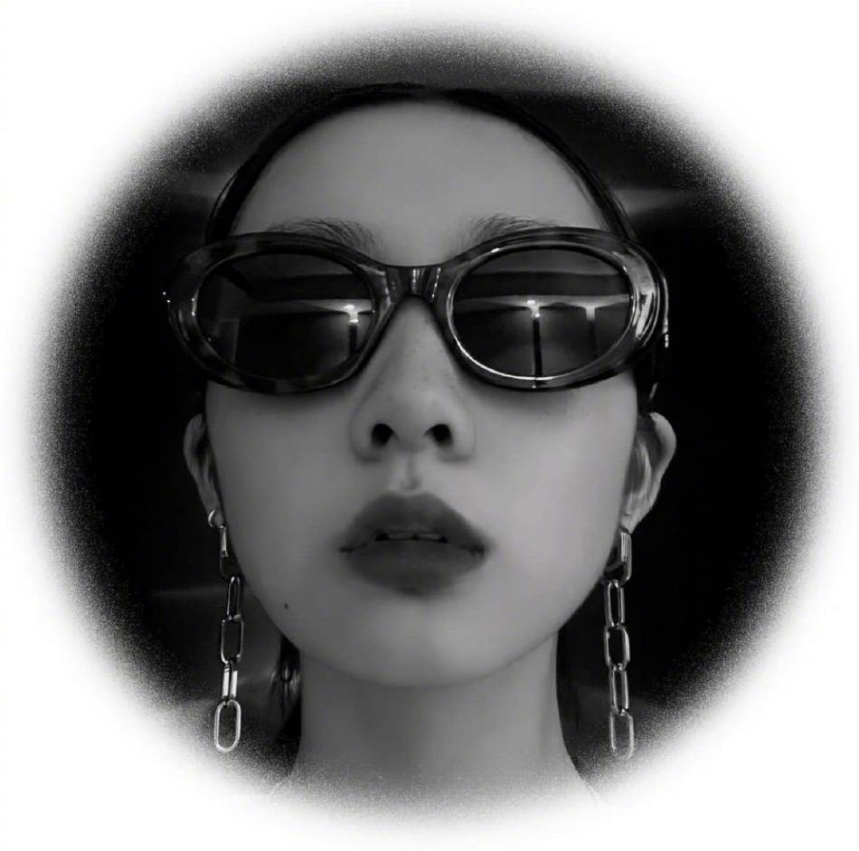 黄多多戴墨镜花式自拍，红唇吸睛美甲精致酷飒十足