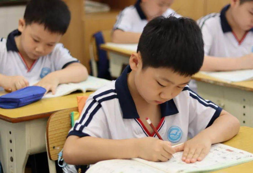 各国“校服”大比拼，俄罗斯校服像服务员，中国校服“最顺眼”