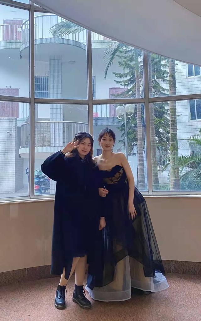 女大学生穿抹胸礼服参加期末考，双手频繁提衣服，场面十分尴尬