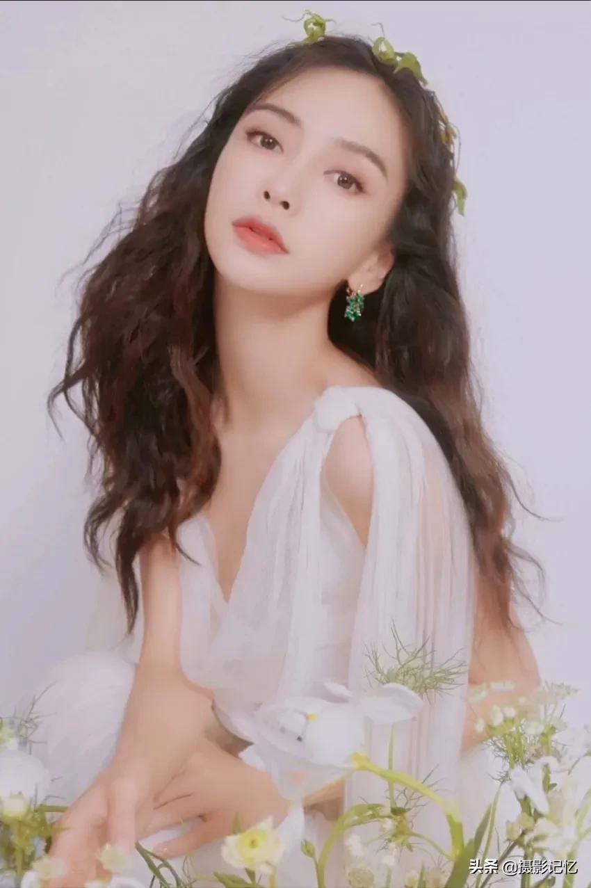 杨颖：其姊字惠芳，面目粲如画