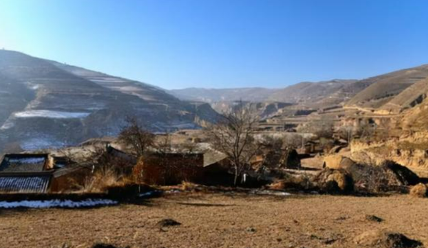 女大学生被卖山村老汉，关猪圈17年，亲爹找来为啥却给老汉一沓钱