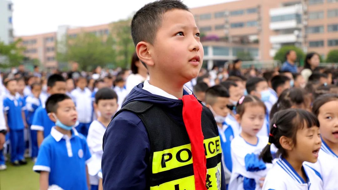 棠湖小学开展《珍爱公物，维护文明》第十四周国旗下主题成长活动