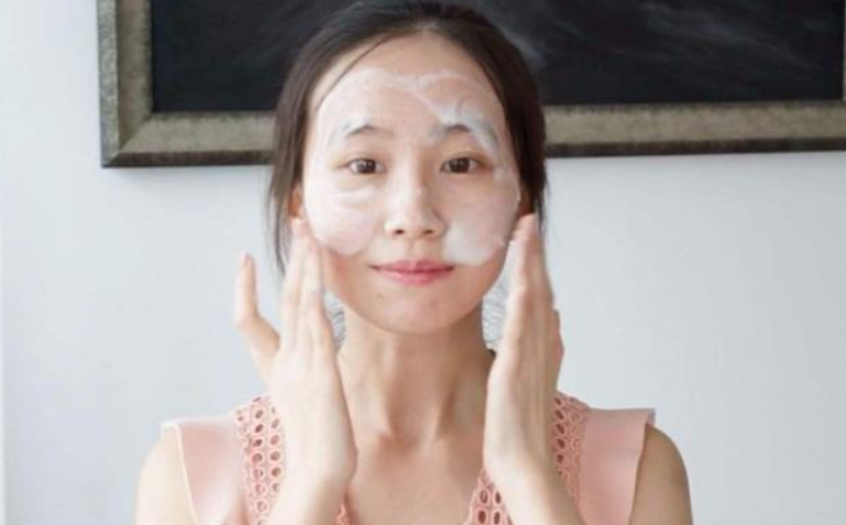 变白主要用什么化妆品好(美白护肤秘笈！这四款公认好用的“美白精华”，想变白就别错过)