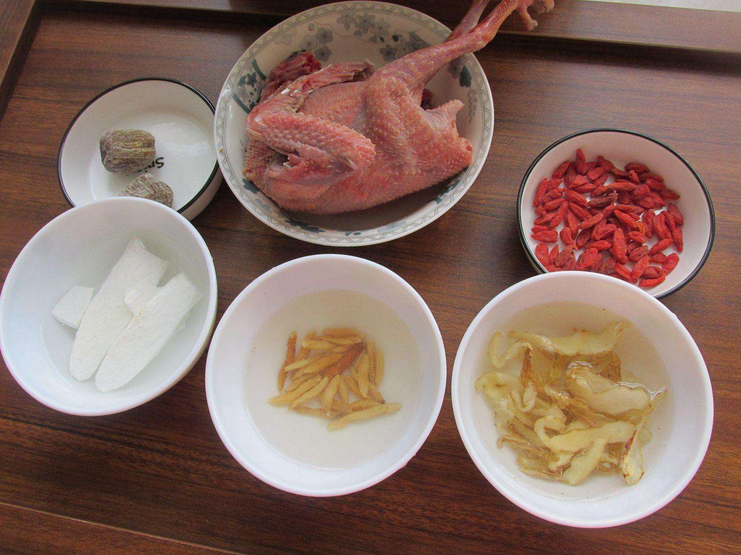 俗话说“一鸽顶九鸡”冬天手脚冰凉的，做这道鸽子汤，营养又暖和