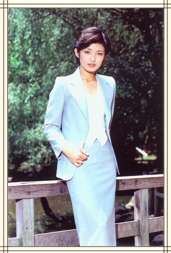 “樱花美人”山口百惠，结婚43年成模范夫妇，巅峰退圈成就经典
