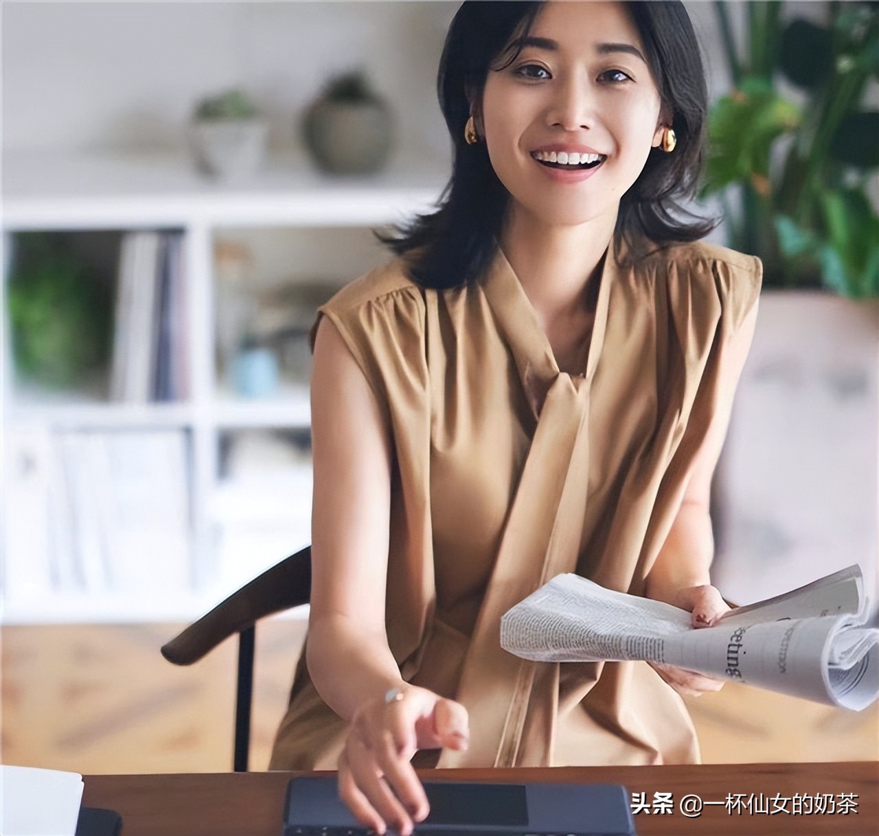 “卡其色”已经落伍了！2022流行“琥珀光色”，高级有质感还百搭
