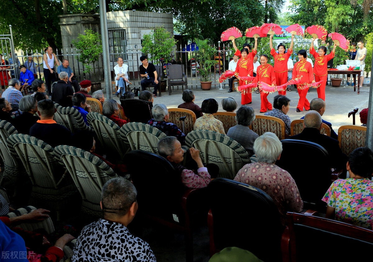 人到晚年，生活无法自理怎么办？聪明的老年人会这么做，过好日子