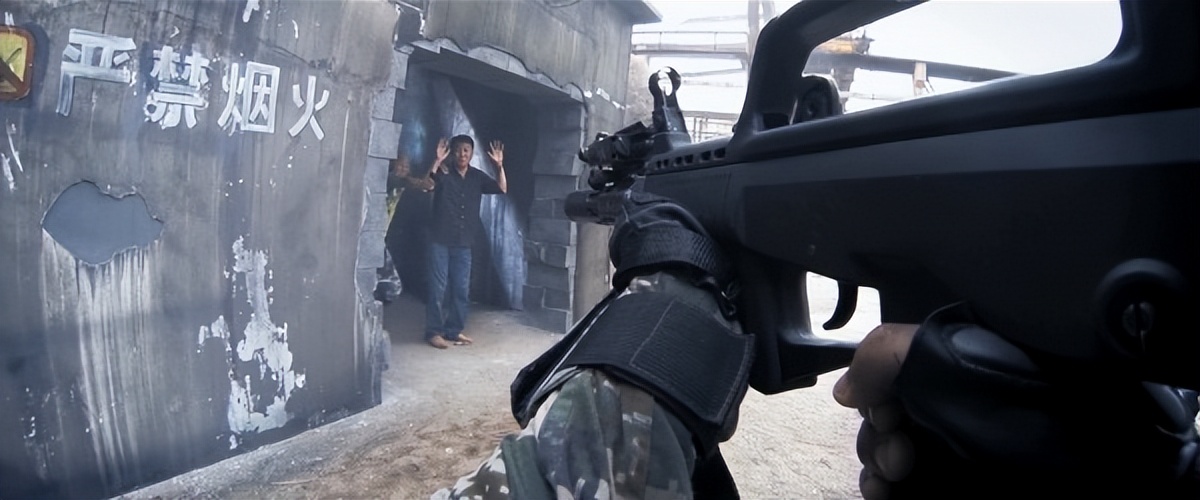 吴京硬汉枪战动作片《战狼》武器解析盘点