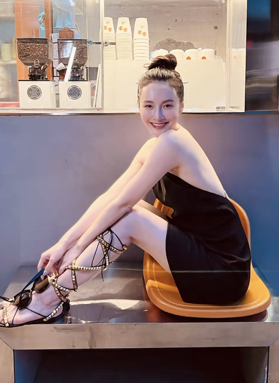 女星孙晶晶年近40,穿黑色吊带短裙,肤色白嫩如霜,如妙龄少女