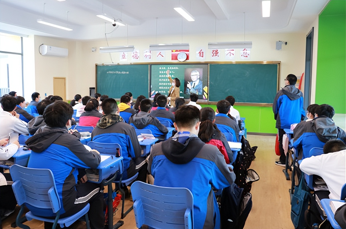 上海老师晒“工资单”，与农村地区形成鲜明对比，没对比就没差距