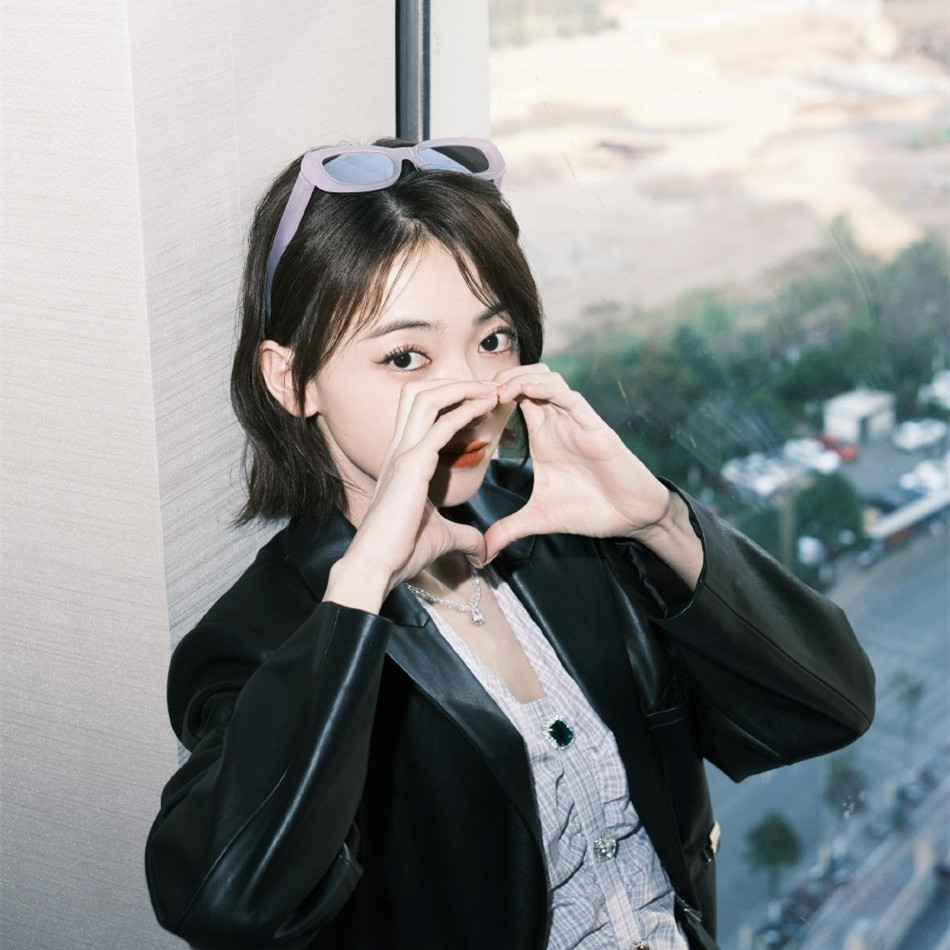 吴谨言晒窗边六宫格随拍 穿黑西装搭配马丁靴酷飒有气场 ​​​