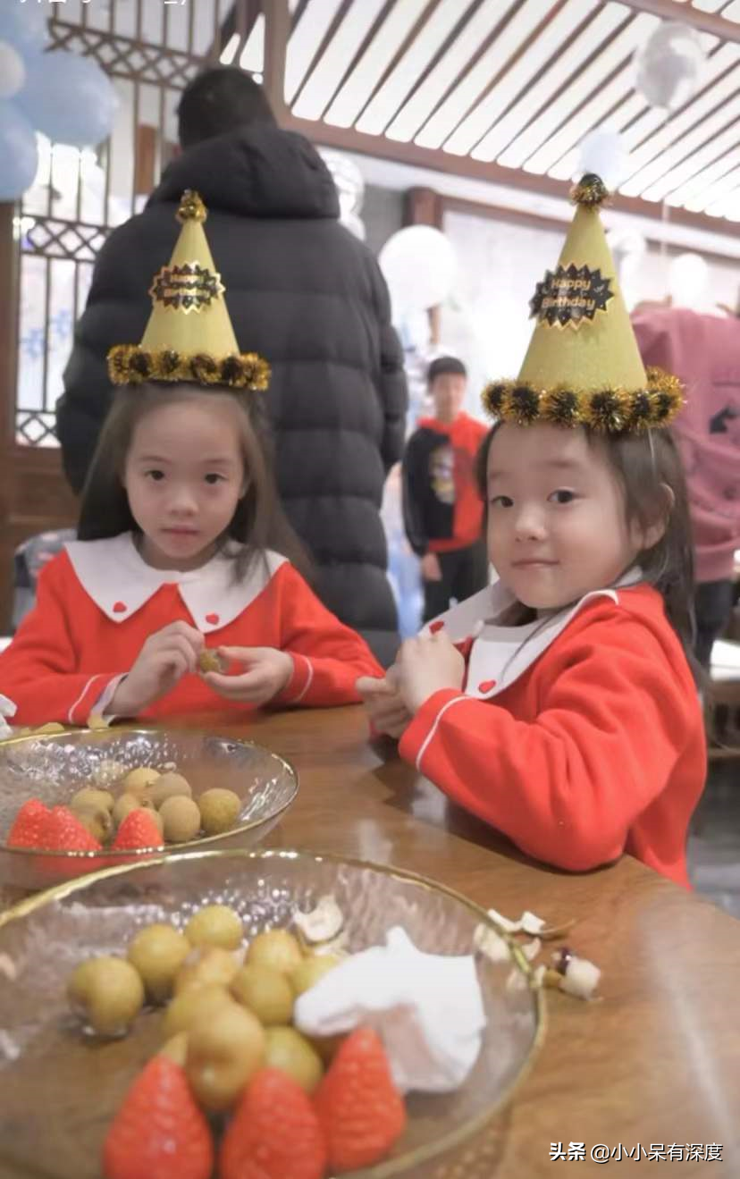 杨威晒照片，哇，小萌娃长成帅哥了！杨阳洋对双胞胎妹妹，特别好