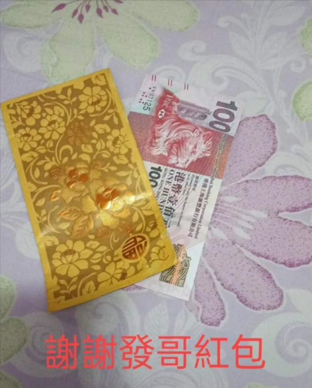 66岁周润发现身海鲜档，大方给店员红包，皱纹明显仍难掩男神气质